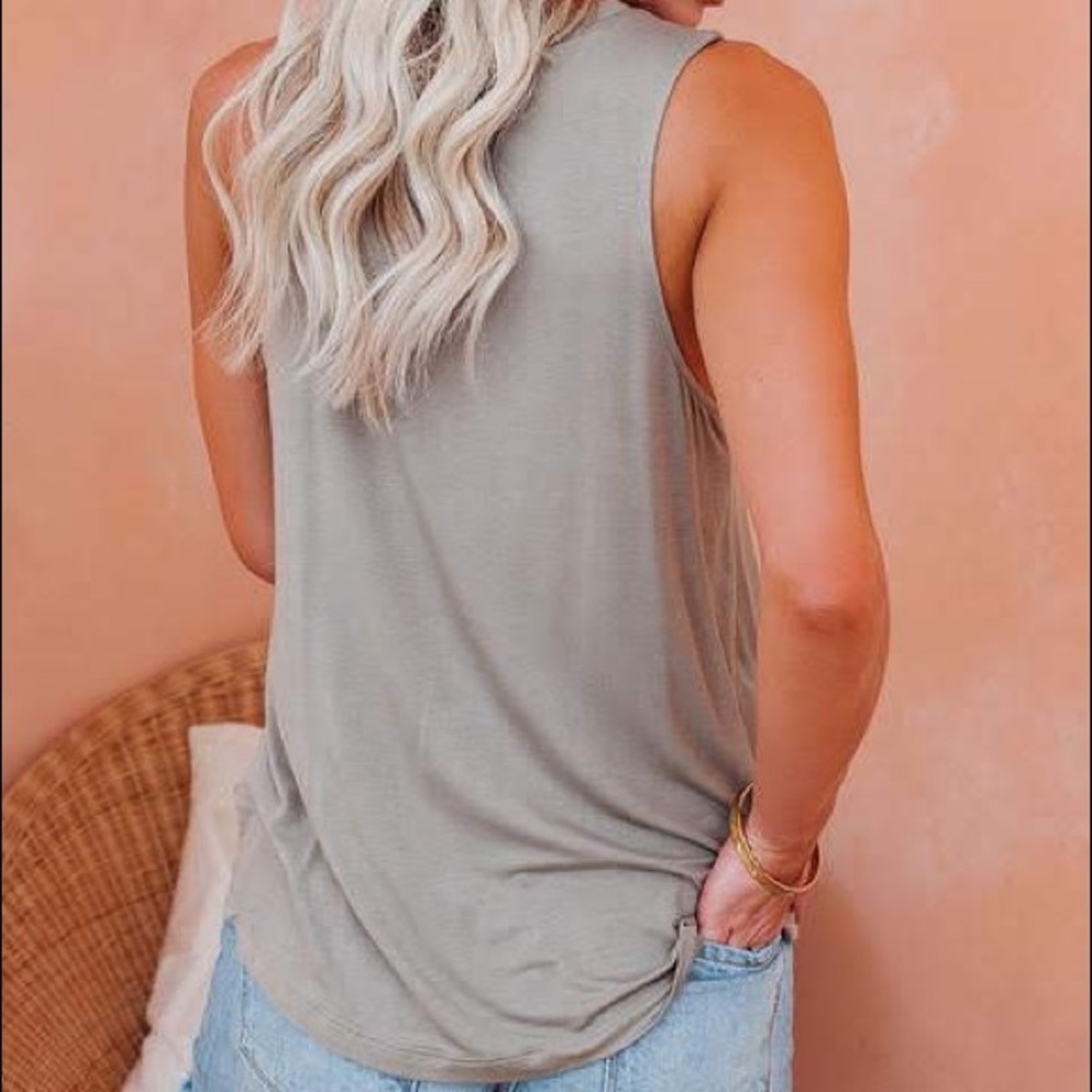 ✨HP✨ Vici Women’s Tank - Picture 2 of 7